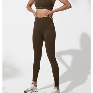 Alo- SEAMLESS HIGH-WAIST RIBBED LEGGING-
Espresso